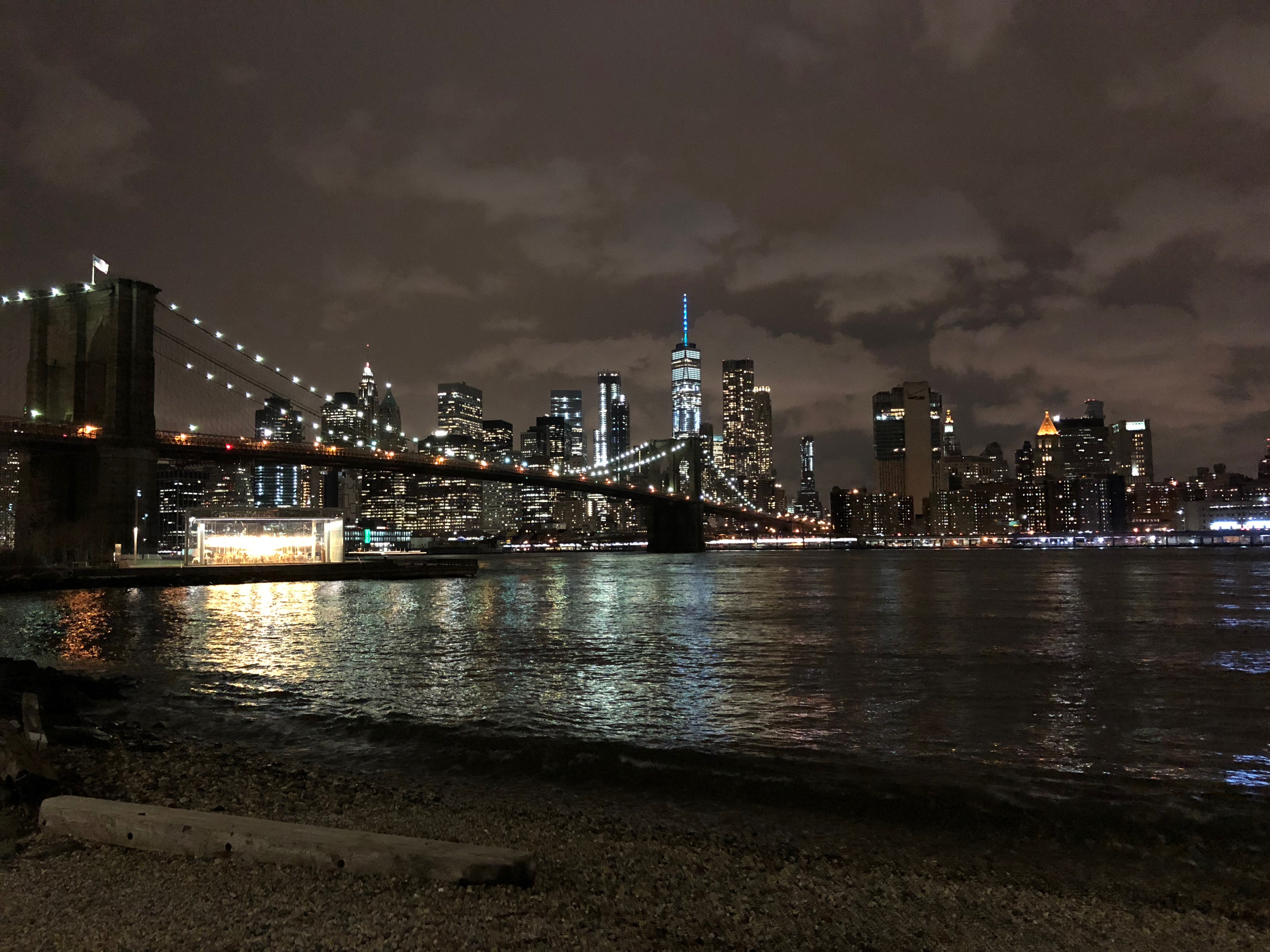 Brooklyn Bridge depuis Dumbo la nuit